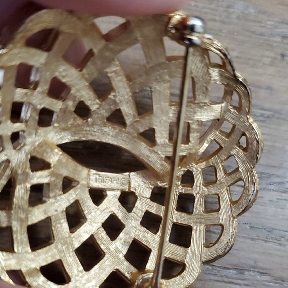 Trifari Vintage basket weave Elegant Gold tone Brooch 1 5/8" - Picture 3 of 4